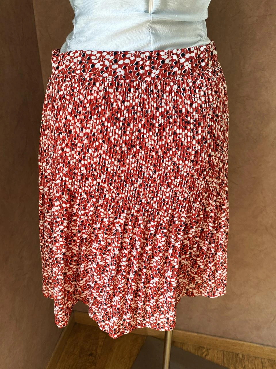 Bonobo pleated skirt size 36 – Red with graphic print, fluid and elegant – photo 4